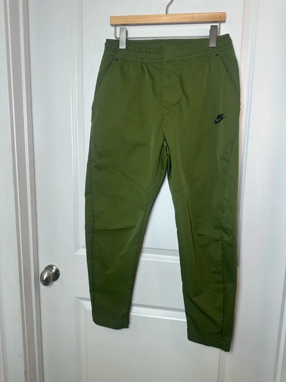 NIKE Sportswear Tech Essential Commuter Green Pants, Size Medium
